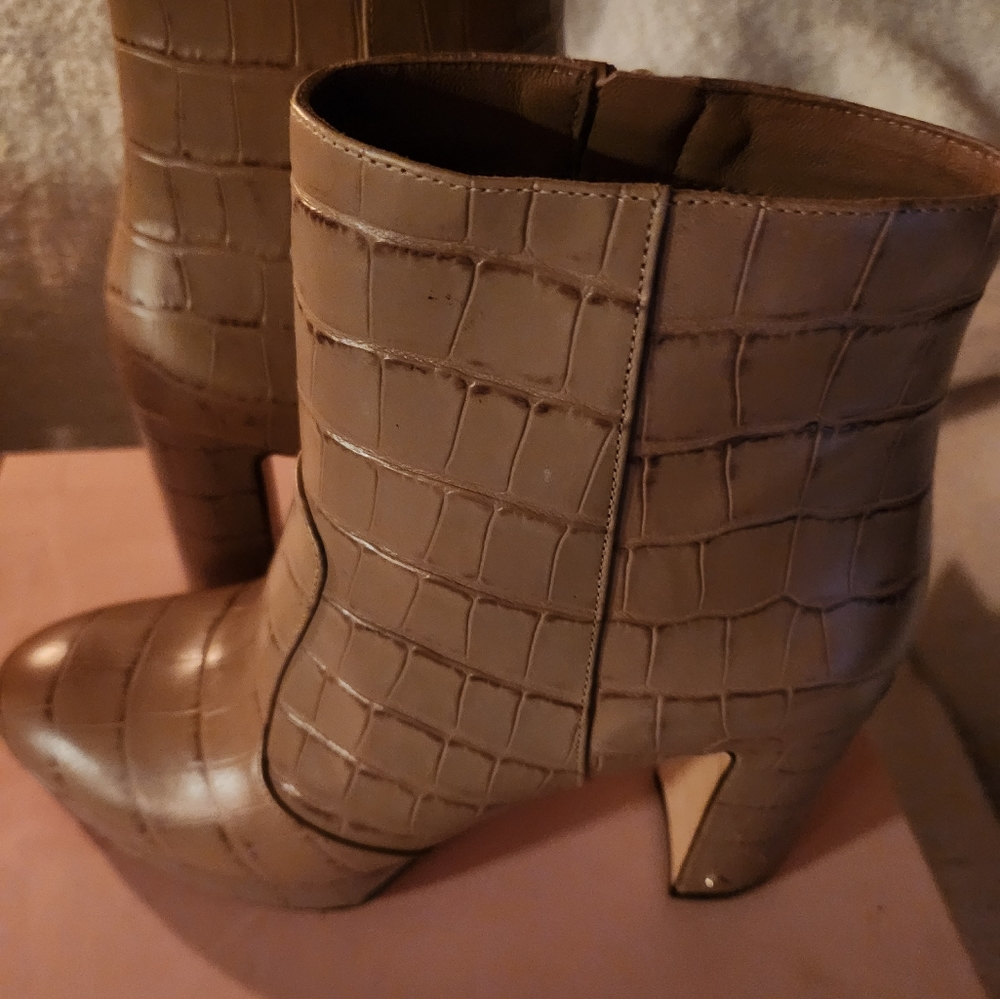 NIB KATE SPADE LATTE  BARRETT CROCS EMBOSSED LEATHER PLATFORM BOOTIES